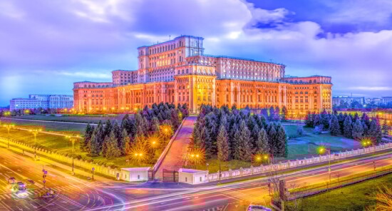 Visita il Palazzo del Parlamento di Bucarest: biglietti, tour guidati e curiosità