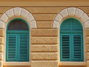 Fiume Rijeka finestre colorate