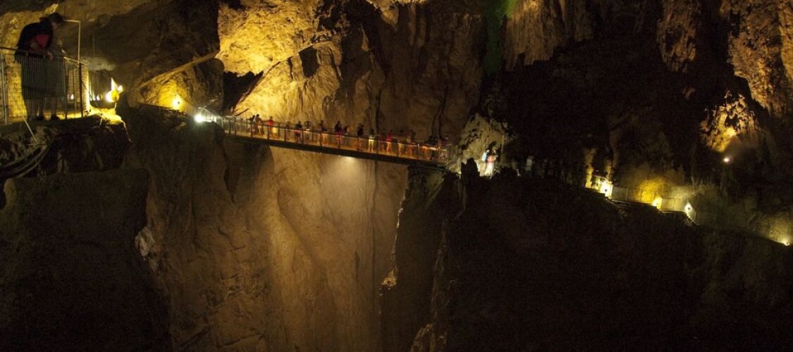 Prenota un tour guidato con trasporto incluso alle Grotte di San Canziano