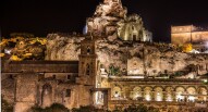 Matera di notte illuminata