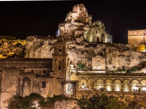 Matera di notte illuminata