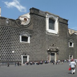 La Musica scolpita sulla Facciata della Chiesa del Gesù Nuovo