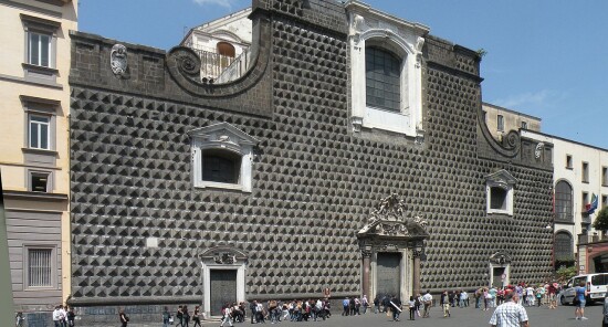 La Musica scolpita sulla Facciata della Chiesa del Gesù Nuovo