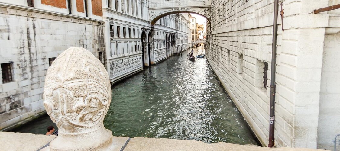 Scopri Venezia dall’acqua con un giro in gondola tra canali e palazzi storici: un’esperienza romantica imperdibile
